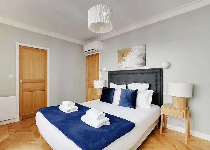 Appartement: Pick A Flat'S Apartments In Montmartre - Rue Lepic