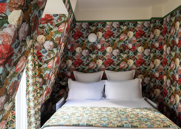 Hotel with pool: Hotel Ginette A La Folie & Spa