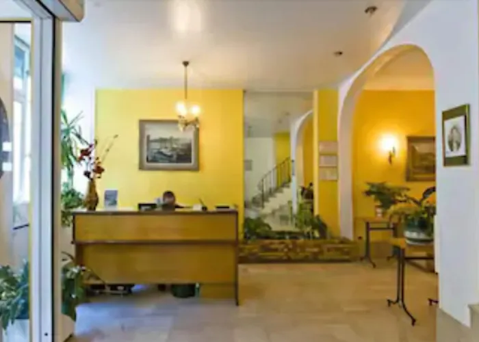 Cheap hotel: Hotel Cluny Sorbonne